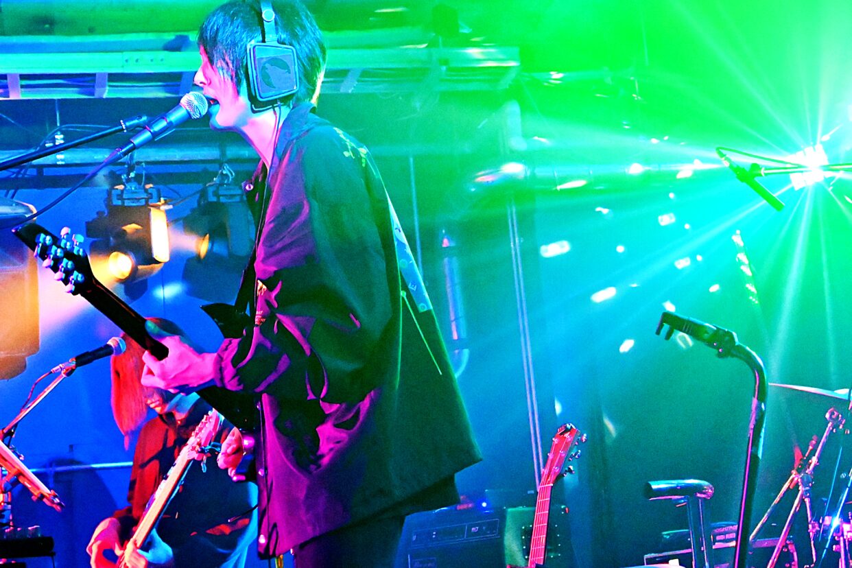 ライブで歌う山田 巧
